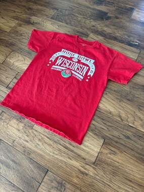 🔥 CLEAN Rose Bowl Wisconsin Tee Red M 2011 Pasadena 🌹